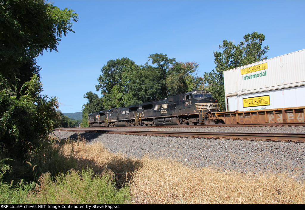 NS 1053 leading train 25G West